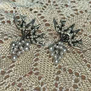 Vintage Avon swallow birds with pearl dangle accent clip on earrings
